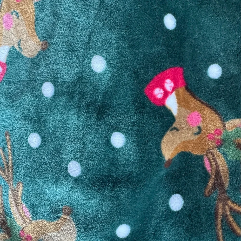OVERSIZED PLUSH HOLIDAY CHRISTMAS THROW BLANKET GREEN w/POLKADOTS & REINDEER NEW